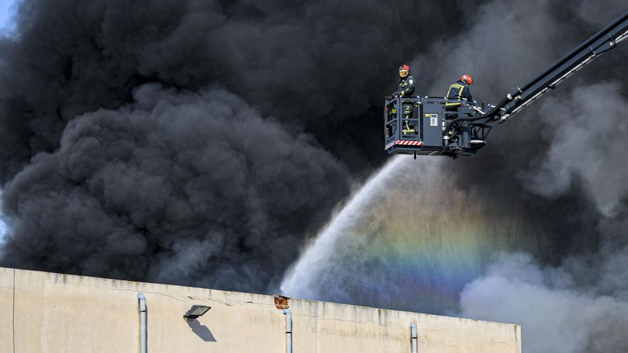 El incendio industrial de Almassora (Castellón), activo pero con evolución favorable