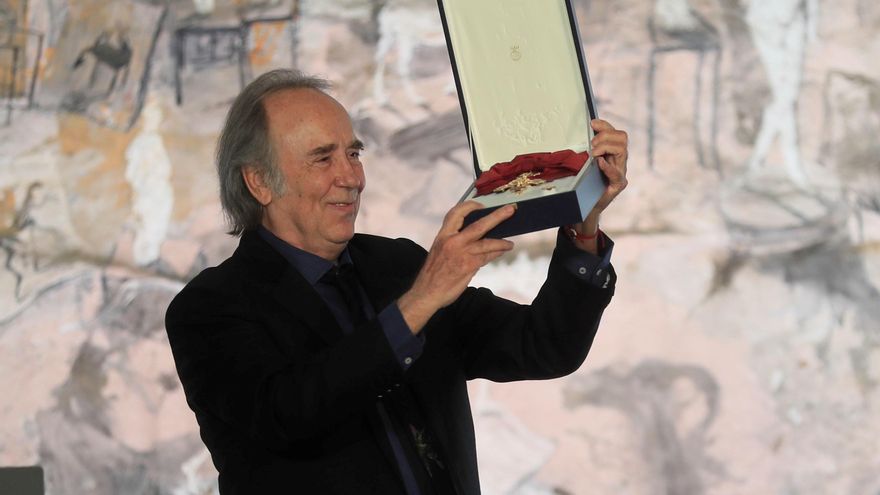 Serrat recibe de Pedro Sánchez la condecoración por su carrera como "excelentísimo músico y poeta"