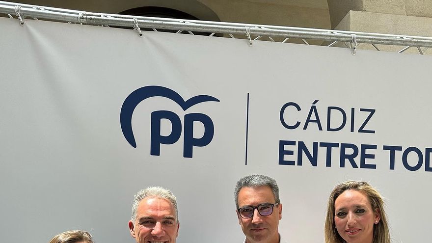 Los tres ediles del PP en Medina Sidonia, junto al coordinador general del PP, Elías Bendodo, en una foto de archivo