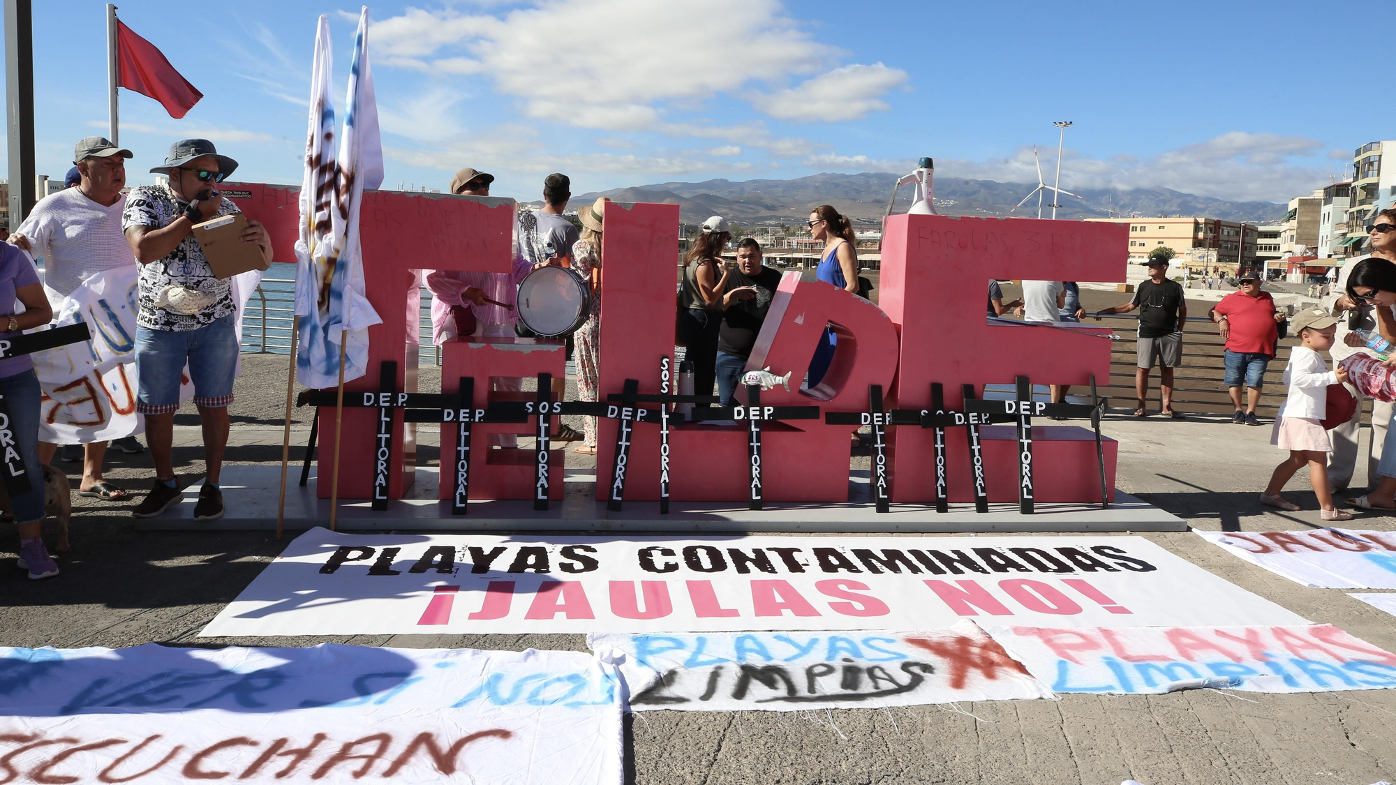 Manifestación en Melenara contra los vertidos: "Esto huele a muerto"