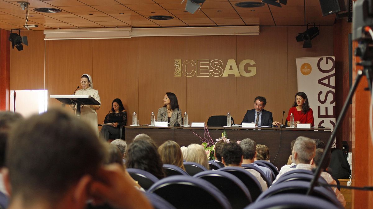 La directora Elena Valiente, la vicerrectora Elisa Aracil, el profesor Julio de la Torre y la profesora Loreto Gútiez, hoy, en el CESAG.