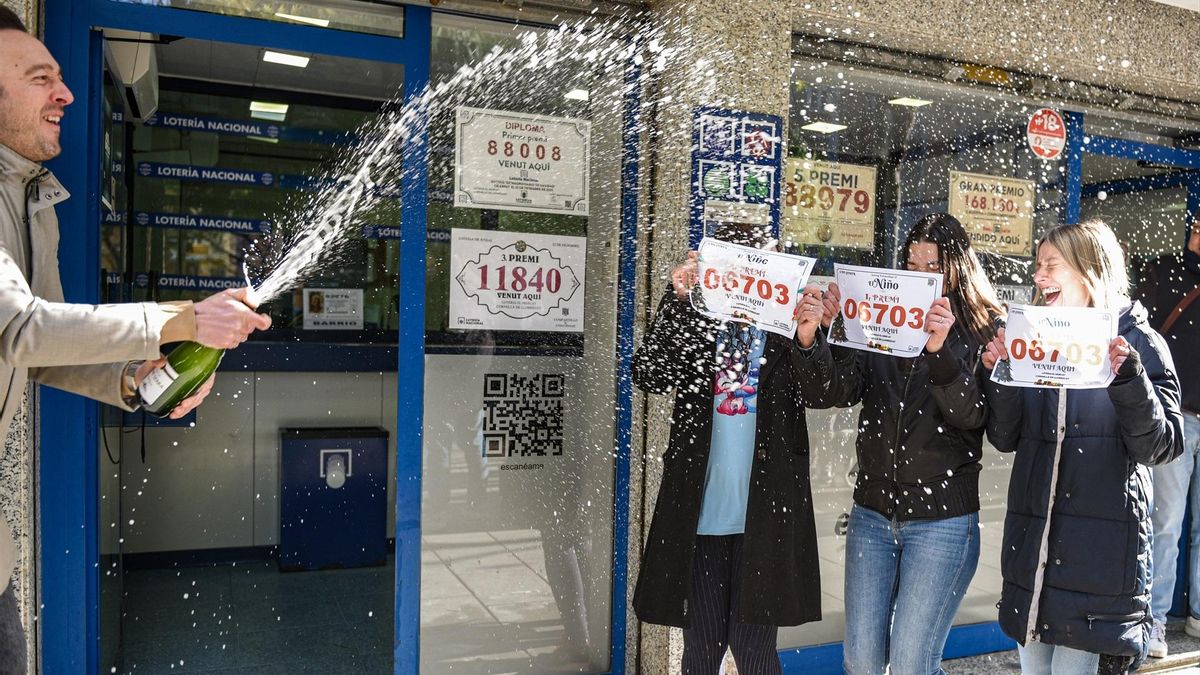 La administración 6 de Lotería y el lotero Alberto Romero, que ha vendido un decimo del ‘Primer Premio’ del Sorteo Extraordinario de El Niño 2026 correspondiente al número 06703, celebran su suerte en la administración número 10 de Vitoria, a 6 de enero de 2026, en Vitoria, País Vasco (España).