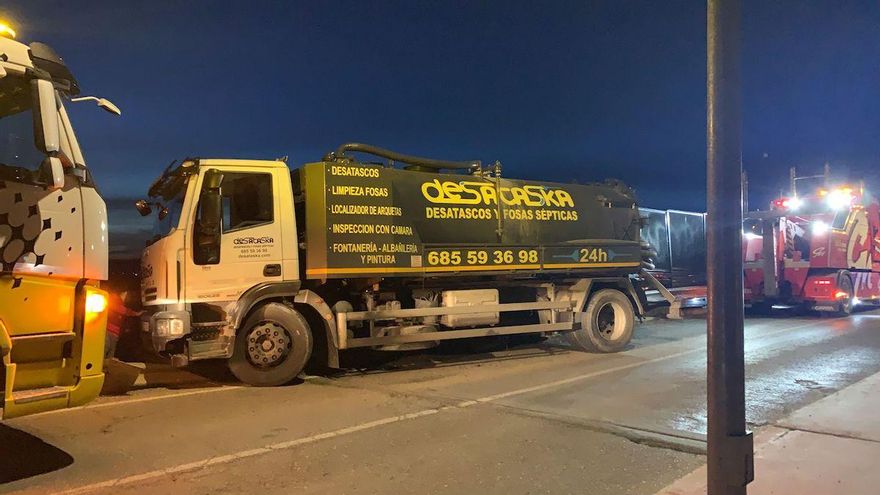 El camión accidentado en El Higuerón.