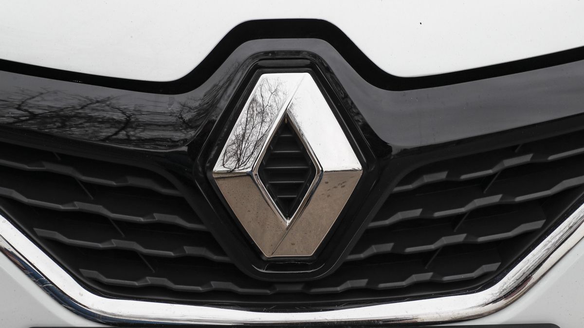Imagen del logotipo de la marca Renault en la parte delantera de su modelo Arkana.