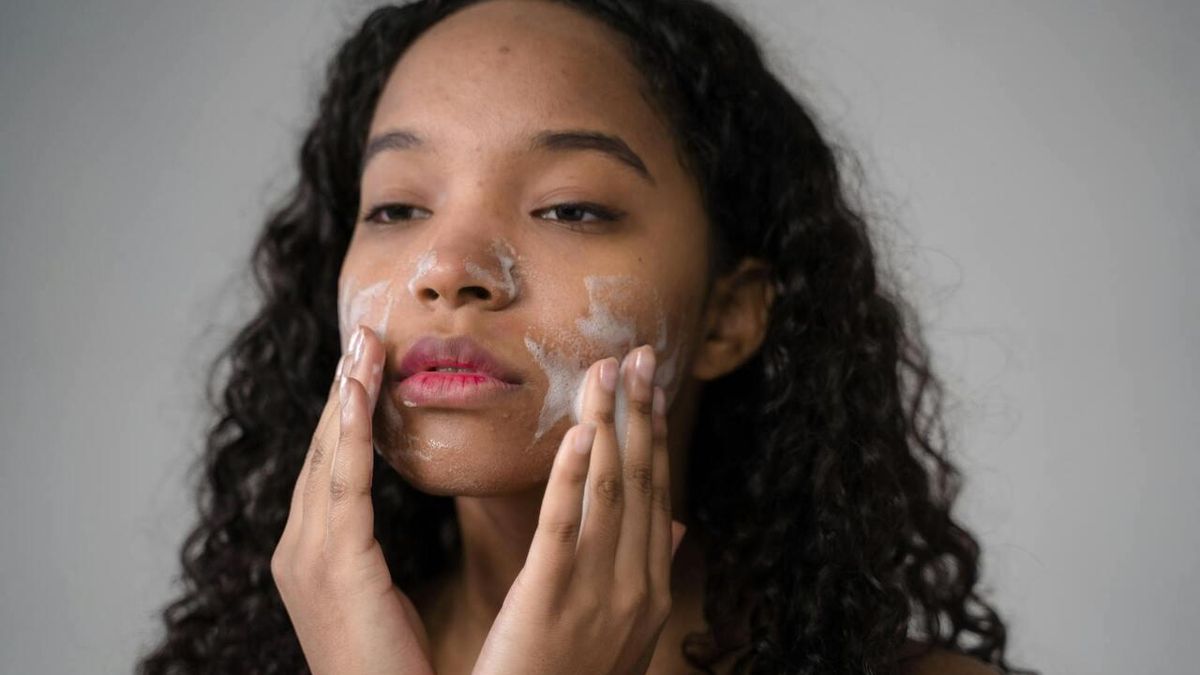 La importancia del gel limpiador facial: ¿por qué el agua sola no basta?