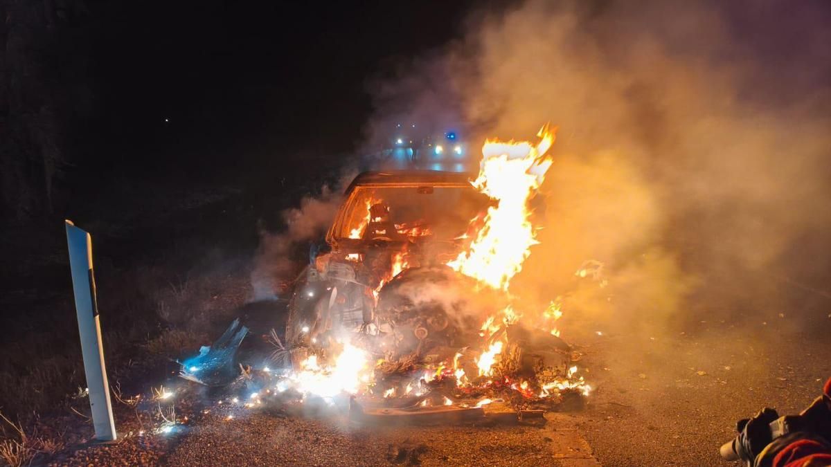 Coche incendiado en la autovía León-Burgos.