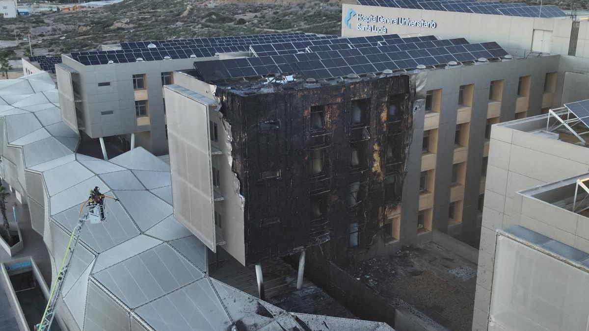 El hospital incendiado en Cartagena está revestido de la misma mezcla inflamable que el edificio del Campanar en Valencia