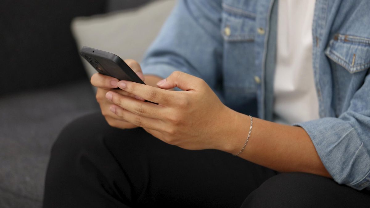 Fotos efímeras y extorsiones a tus contactos: cómo funcionan las nuevas estafas de WhatsApp y cómo evitarlas