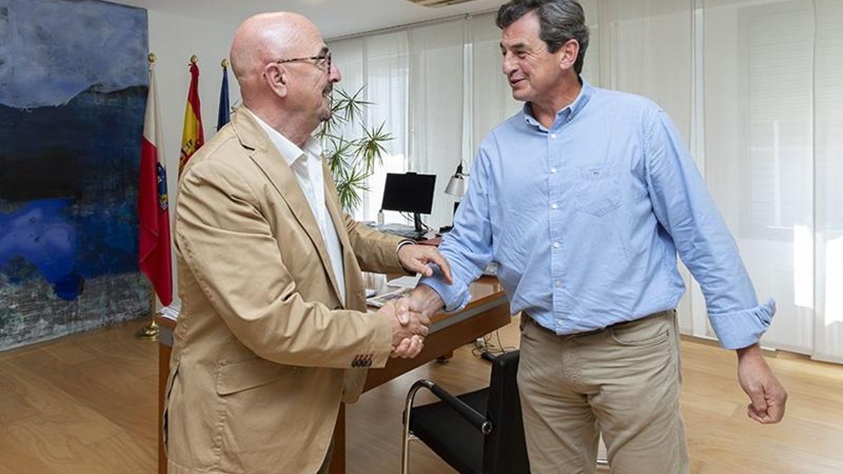 El consejero de Salud, César Pascual, recibe al alcalde de Pesaguero.
