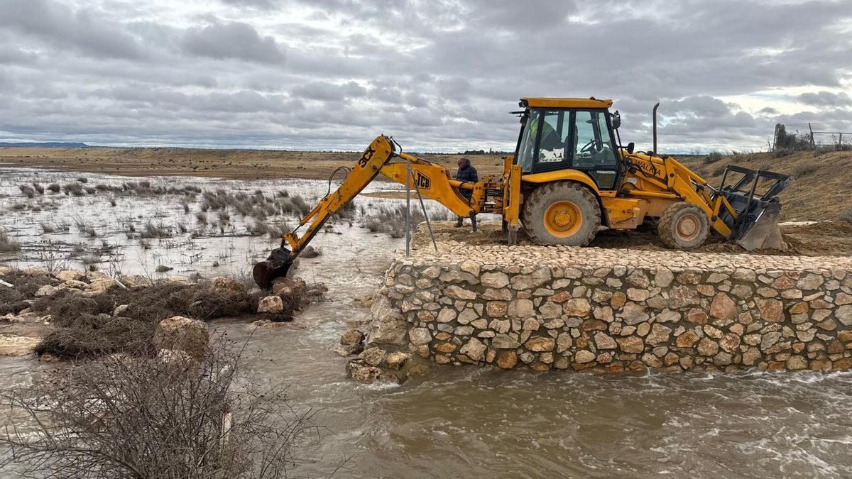 El Ayuntamiento de Albacete envía maquinaria pesada a La Herrera y La Lobera para evitar inundaciones
