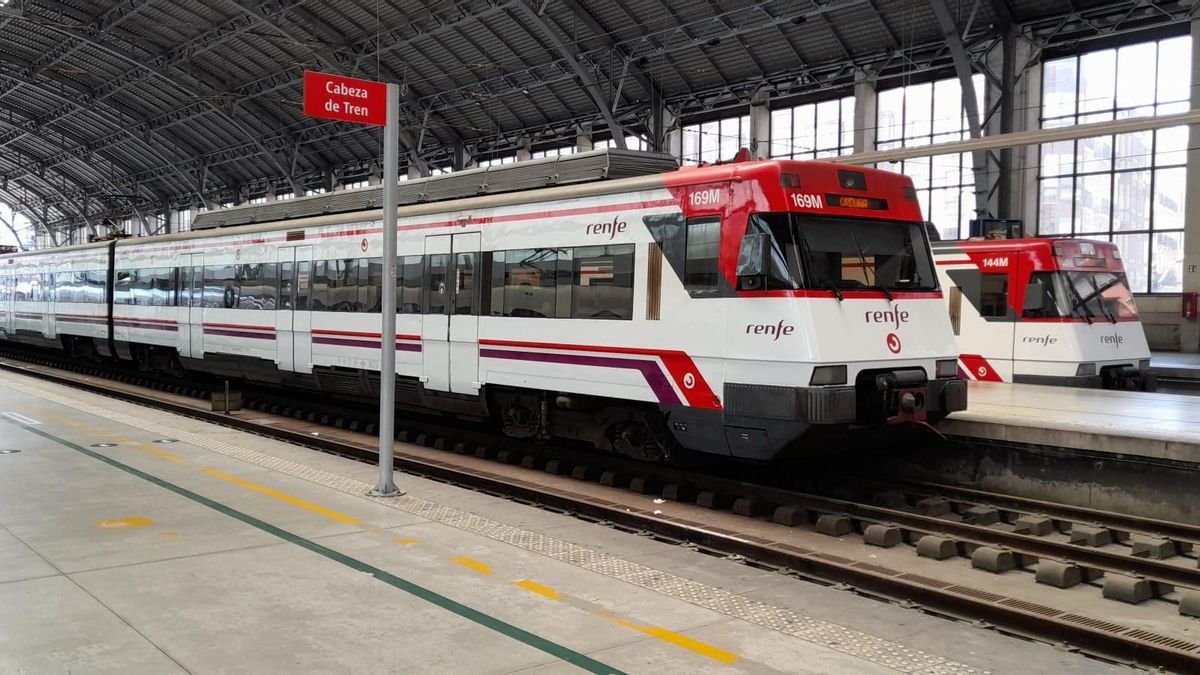 Tren de Renfe en la estación de Abando en Bilbao.