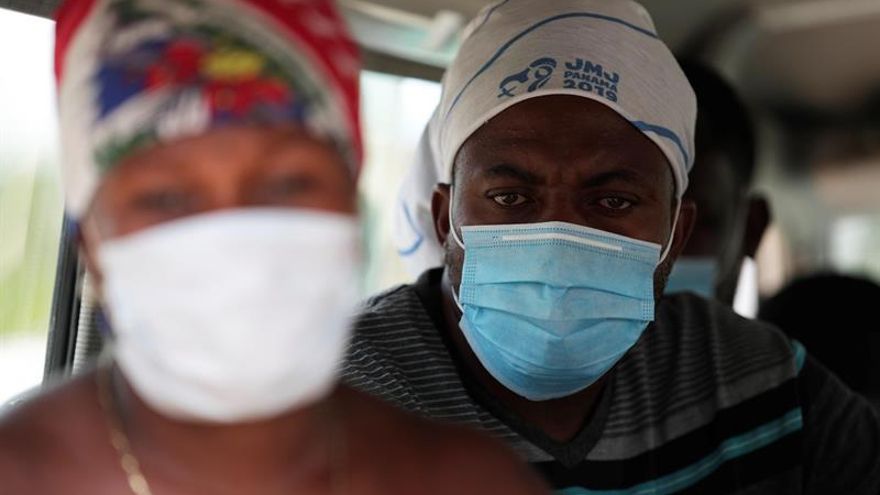 Migrantes son trasladados de regreso luego de reunirse con autoridades panameñas, este viernes en la comunidad de Lajas Blancas, en Darién (Panamá).