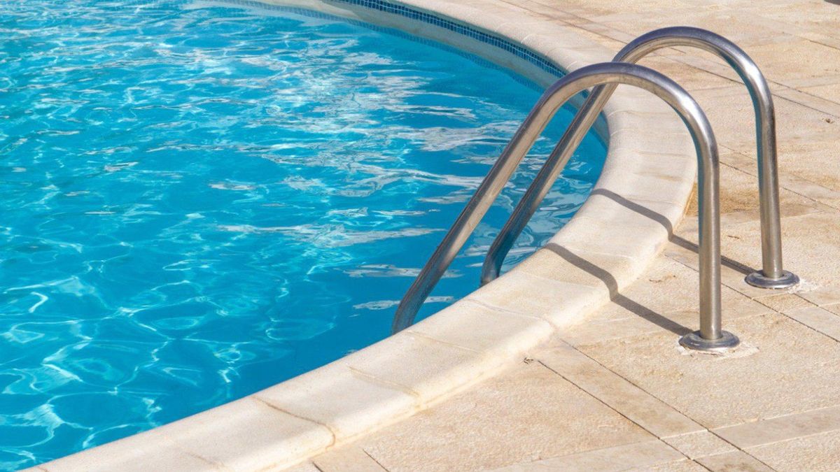 Un hombre casi muere ahogado al ser succionado por el filtro de una piscina en un hotel de Gran Canaria