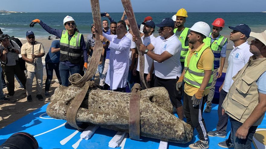 Arqueólogos sacan del mar de Alejandría un esfinge y colosos que revelan la grandeza perdida de Canopo