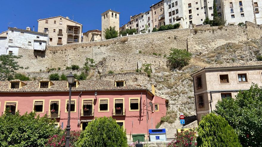 Murallas de Cuenca desde la Hoz del Huécar.