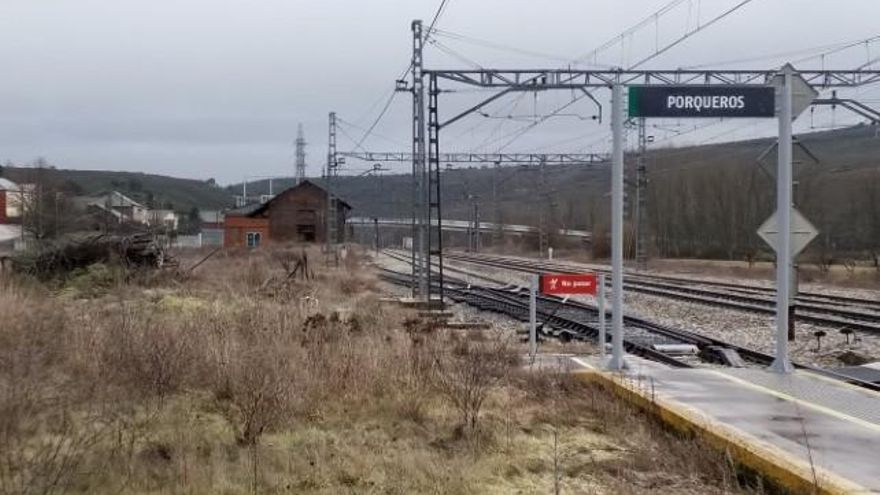 El muelle de la estación de Porqueros al  fondo de la imagen. / astorgaredaccion.com
