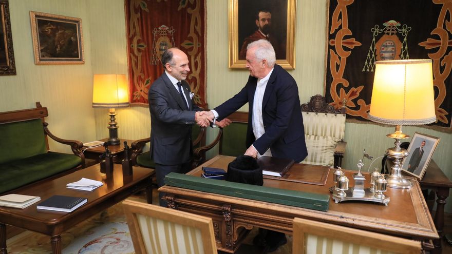 El cantautor asturiano Víctor Manuel, primer músico investido doctor Honoris Causa por la Universidad de Oviedo