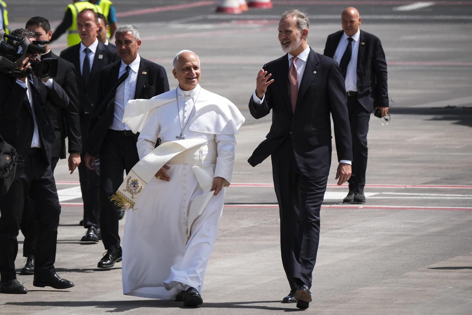 El papa León XIV y el rey Felipe VI tras descender el Pontífice del avión que iba a trasladarlo a Roma.