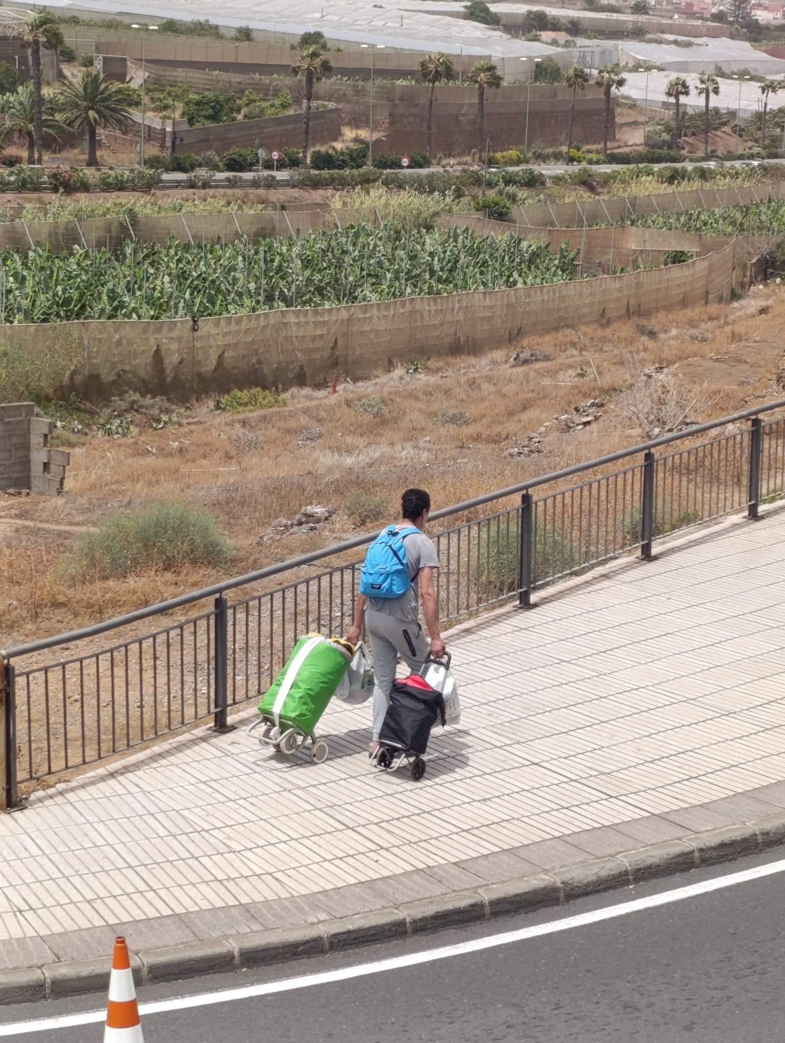 Uno de los desalojados abandona el poblado Leacock cargando con sus pertenencias.