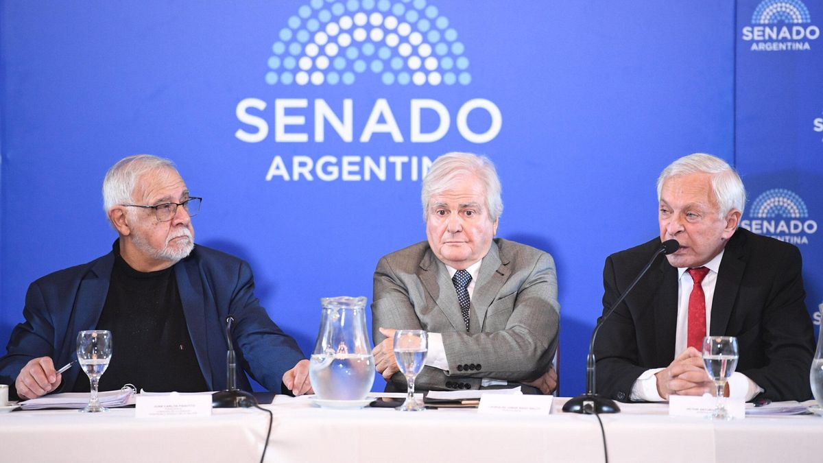 El juez Víctor Pesino junto al senador Juan Carlos Pagotto