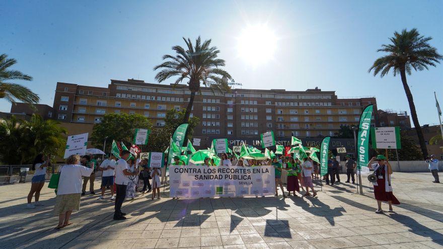 Concentración de Satse a las puertas del Virgen del Rocío por el "cierre" del Hospital Cariñanos "durante el periodo estival".