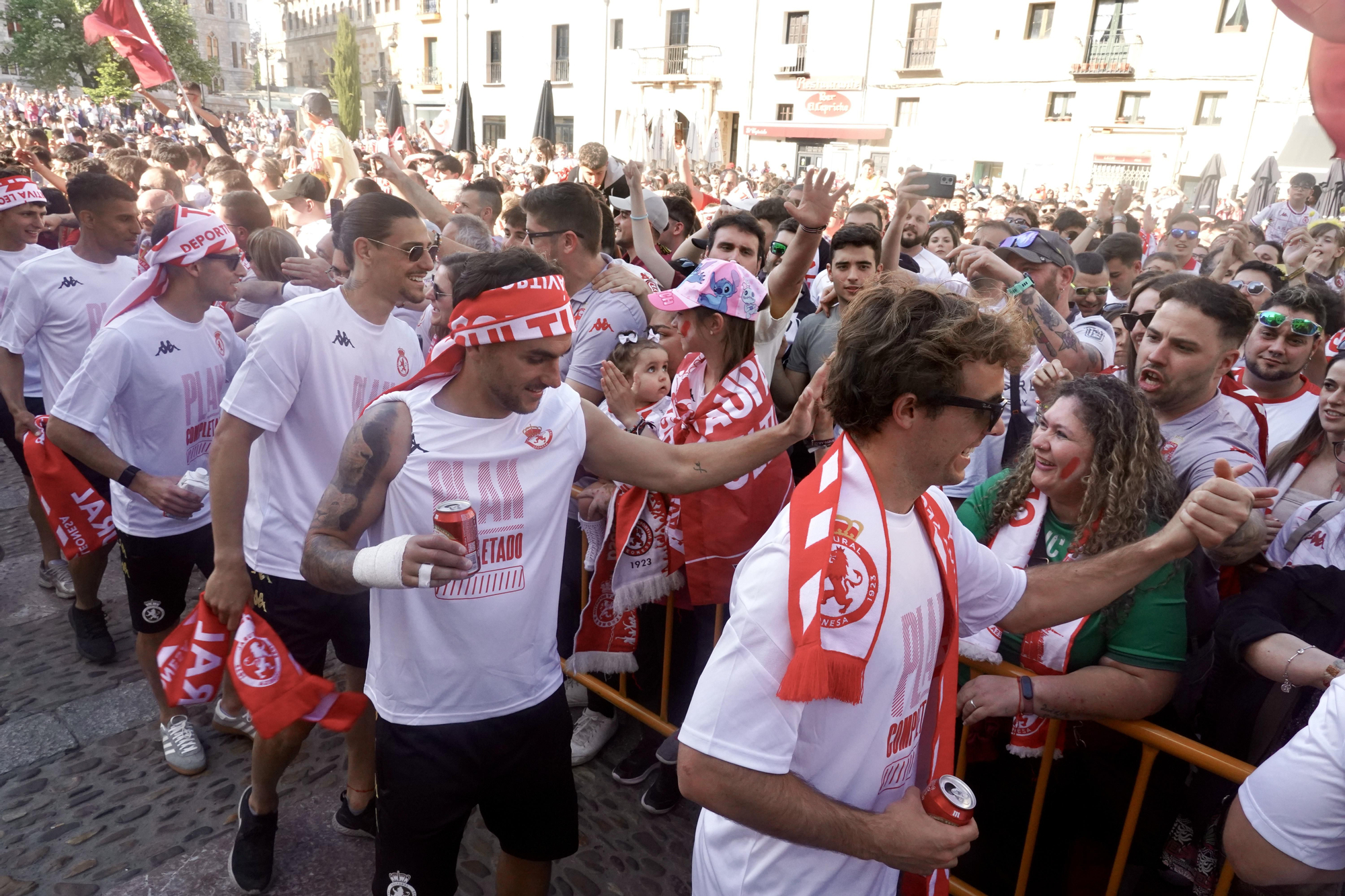 La Cultural recibe el homenaje del Ayuntamiento de León y un baño de masas de aficionados por su ascenso a Segunda