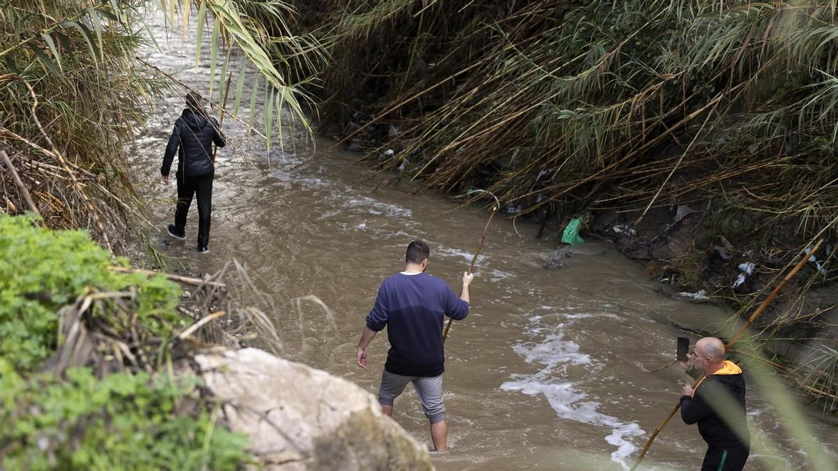 Un grupo de voluntarios en el río Fahala a su paso por Alhaurín el Grande (Málaga), busca junto a la Guardia Civil a dos hombres que se encuentran desaparecidos el 28 de diciembre de 2025