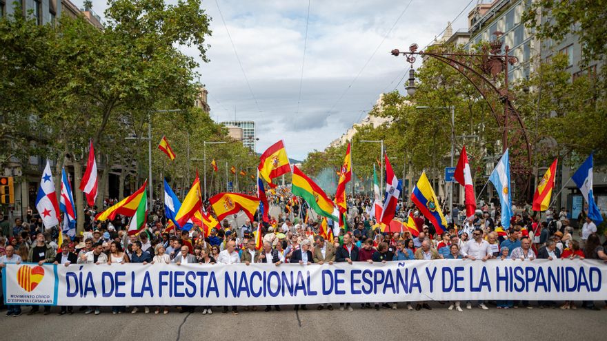 Manifestación por el 12 de octubre de Movimiento Cívico d´Espanya i Catalans y Cataluña Suma por España, a 12 de octubre de 2025, en Barcelona, Cataluña (España). Esta movilización sale con el lema 'Capital de la Hispanidad'.