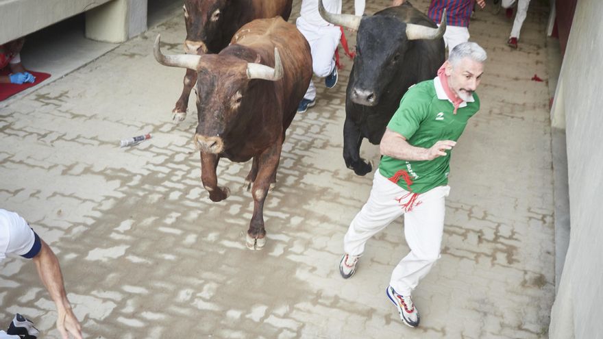 Un hombre corre durante el último encierro de las Fiestas de San Fermín 2022 con toros de Miura, a 14 de julio de 2022, en Pamplona, Navarra (España). Las fiestas en honor a San Fermín, patrón de Navarra, acaban hoy con el cántico del ‘Pobre de mí’. Duran