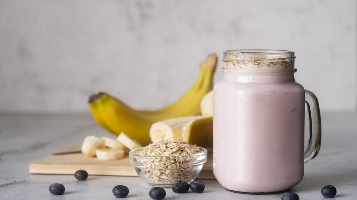 Batido de fresas, plátano y arándanos