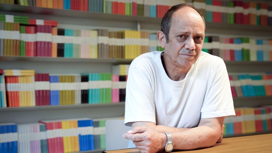 El escritor Damon Galgut: "Hace años viajaba para intentar escapar de mí mismo"