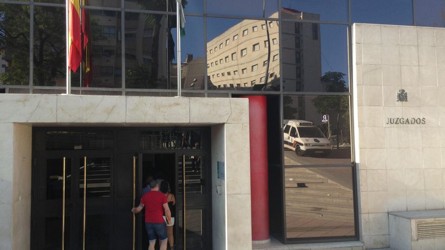 Puerta de los Juzgados de La Caleta, de Granada.