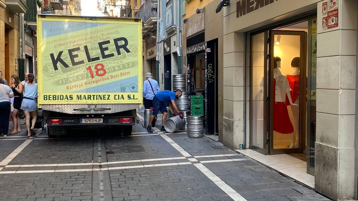 Uno de los repartidos entrando en un establecimiento hostelero