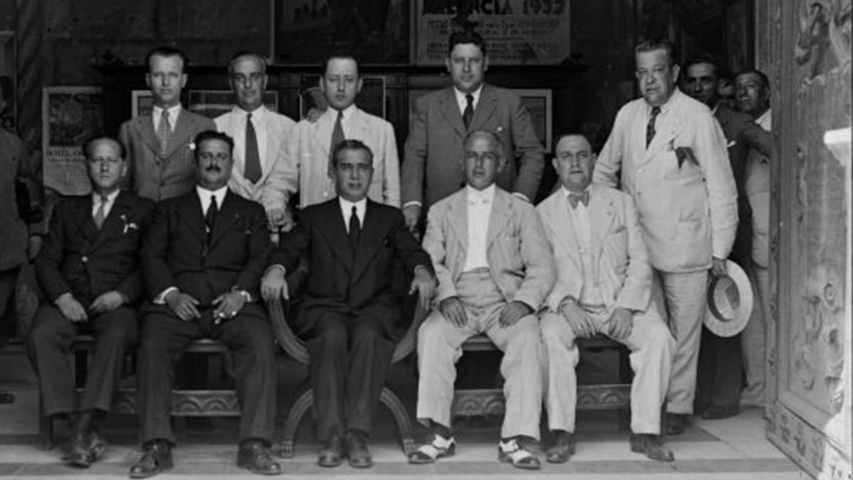 José León Trejo (sentado, segundo por la derecha) junto al alcalde Fernández de la Bandera en 1931.