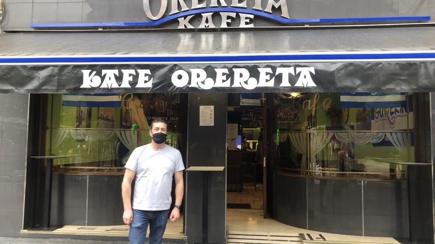 Txema delante del bar Orereta