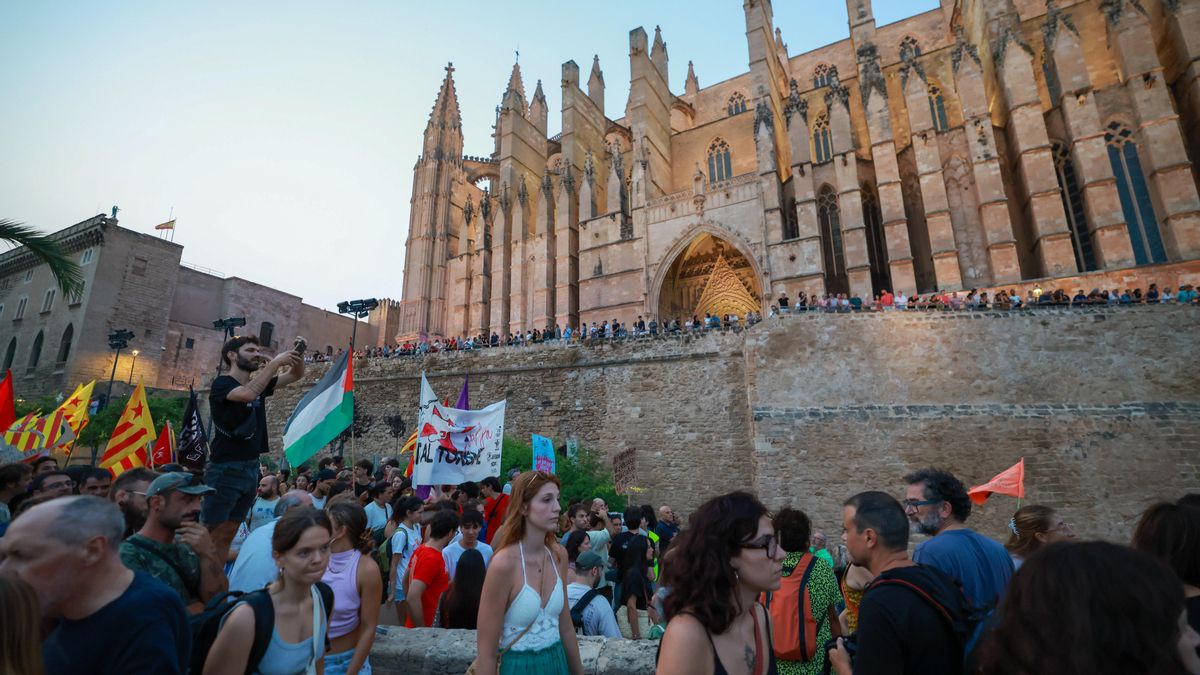 La protesta ha tingut lloc a Ses Voltes, als peus de la Catedral de Palma.
