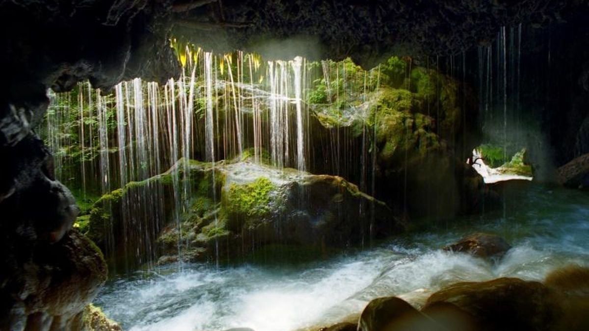 A menos de dos horas de Barcelona: la ruta que atraviesa paredes de roca y un túnel natural para disfrutar de pozas de aguas cristalinas