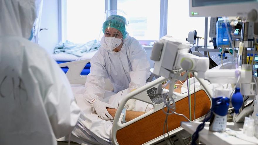 El personal sanitario atiende a un paciente con coronavirus en una de las UCI-COVID del Hospital Universitario Marqués de Valdecilla de Santander.