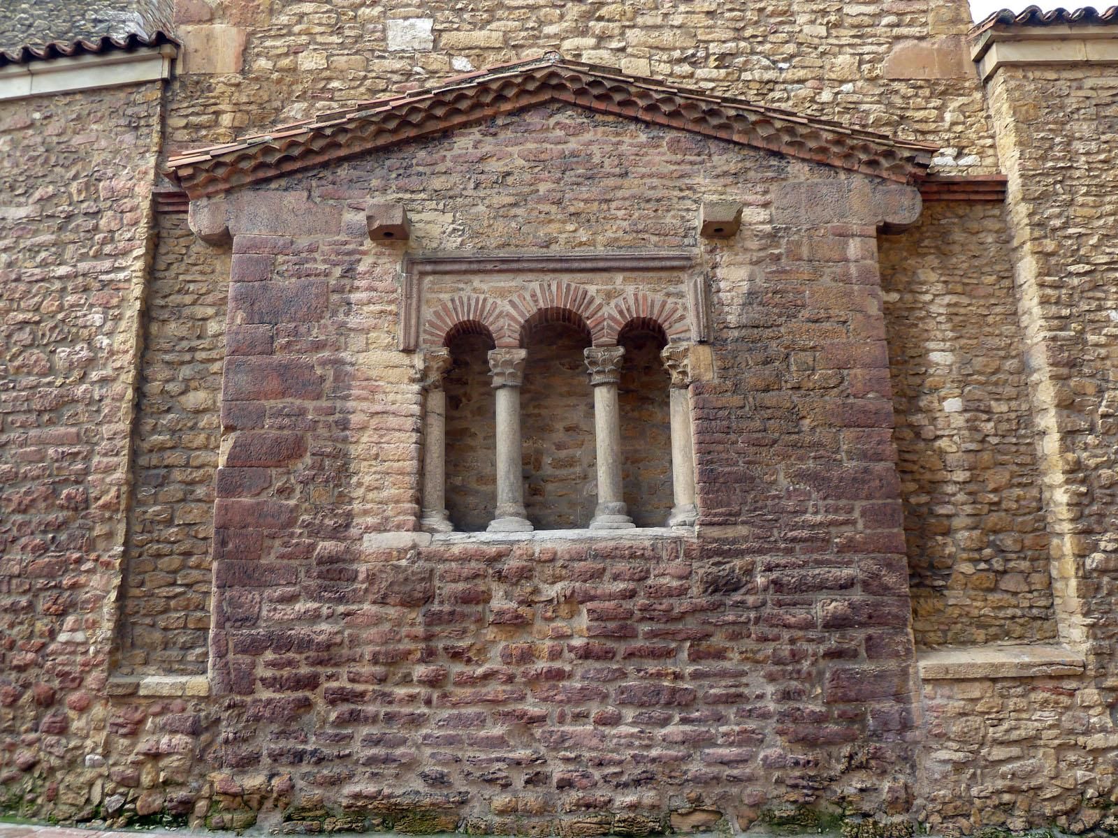 Detalle prerrománico en San Tirso.