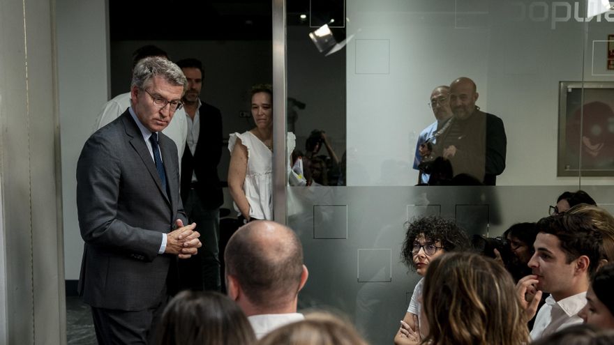 El presidente del Partido Popular, Alberto Núñez Feijóo, tras una rueda de prensa, en la sede del PP, a 12 de julio de 2024, en Madrid (España). Ayer, 11 de julio, el líder de VOX, Santiago Abascal, anunció la decisión de que dimitirán de sus cargos los v