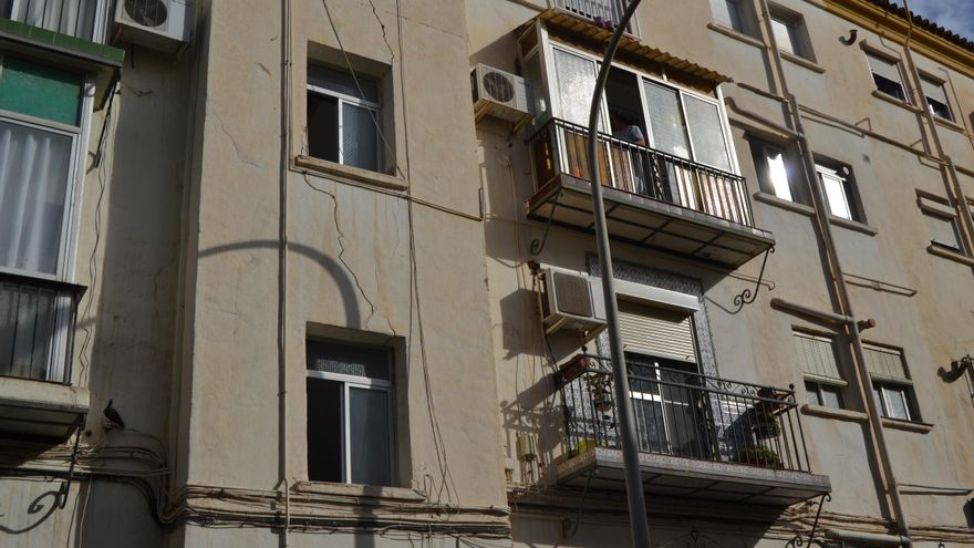 La obra que partió un edificio de Málaga: 40 familias piden al Ayuntamiento que reconozca la culpa