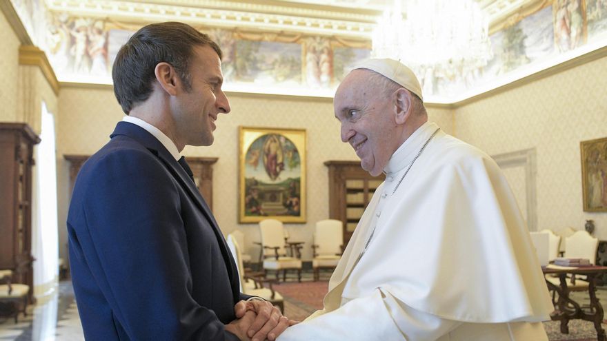 El presidente francés, Emmanuel Macron, y el Papa Francisco.