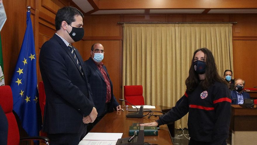 Toman posesión veinte nuevos bomberos-conductores, de los que, por primera vez, dos son mujeres