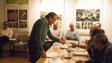 El propietario del chalé, Ximo Mompó, conversa en una junta rectora del Montgó con el presidente de la misma y delegado de Agró en la Marina Alta, Joan Sala, ante la mirada de Vicent Grimalt.