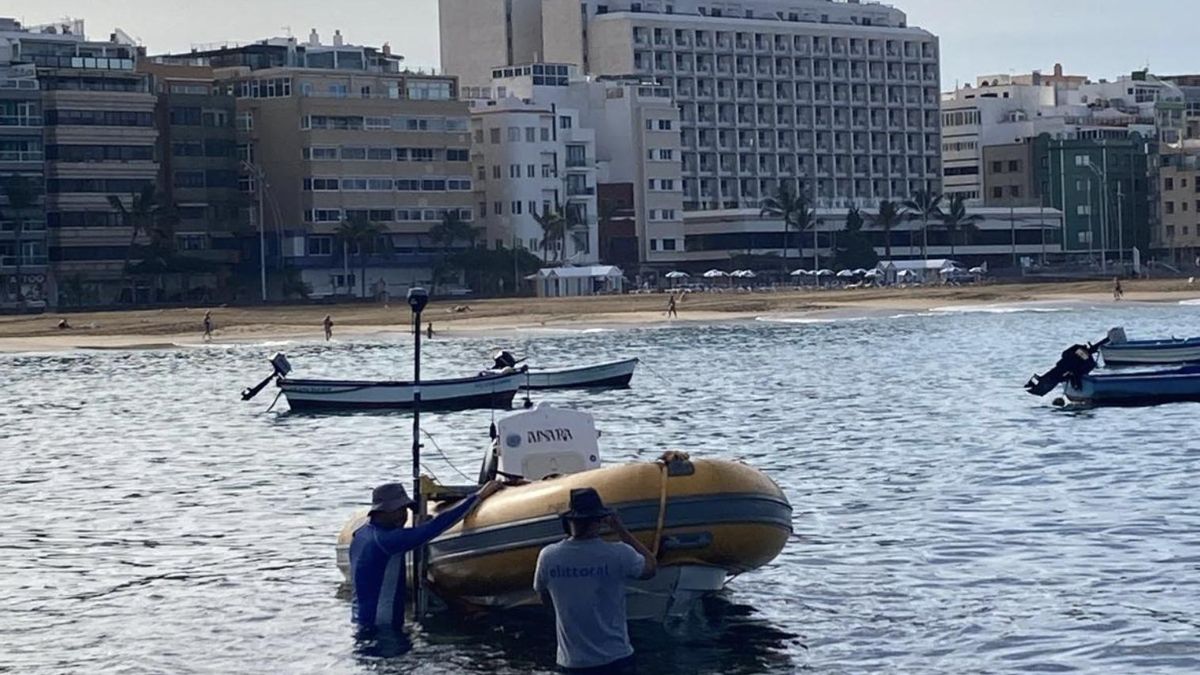 Embarcación desde la que se realiza parte del análisis de la arena sumergida en Las Canteras.