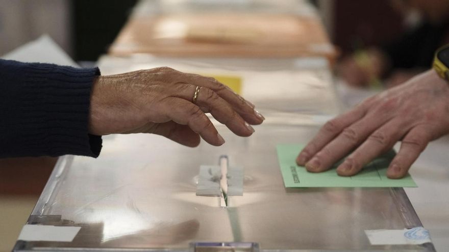 Imagen de archivo de una mujer ejerciendo su derecho al voto.