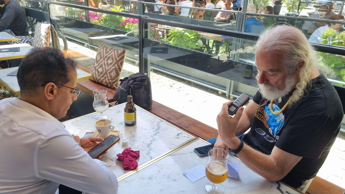 Cutanda con el periodista de AlJazeera, Abdulkarem Alkhayati, durante una entrevista