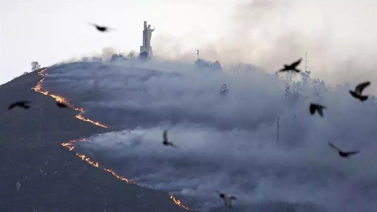 Imagen de archivo de un incendio declarado en el Monte Naranco de Oviedo.