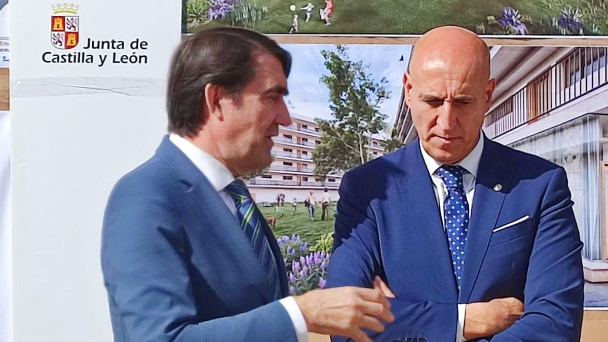 El insólito apoyo del alcalde socialista de León al consejero 'quemado' de la Junta en víspera electoral