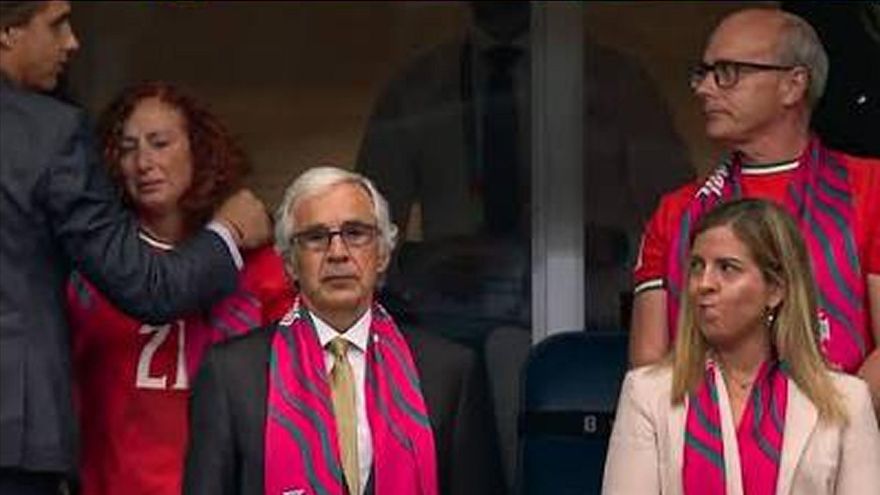 El exfutbolista internacional Nuno Gomes abraza a Isabel Silva, madre de Diogo Jota, ante la mirada de su marido Joaquím, padre del futbolista fallecido.
